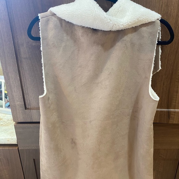 Brown and white vest from Nordstrom - Picture 4 of 4